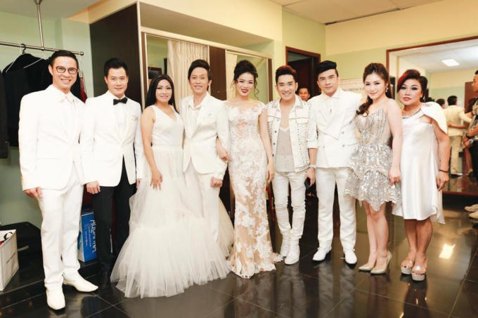 Quang Hà và các ca sĩ khách mời trong liveshow tại Sài Gòn.