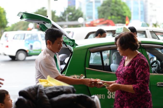 Nhiều hành khách đi taxi than phiền giá xăng dầu giảm nhưng tiền cước đi xe không giảm.