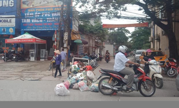 Rác thải tại nga ba đường chính và đường ngõ xóm tại huyện Chương Mỹ, thành phố Hà Nội. (Ảnh: P.V/Vietnam+).