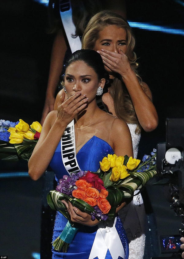 Sự ngỡ ngàng hiện rõ trên khuôn mặt Pia Alonzo Wurtzbach khi MC công bố cô là Hoa hậu Hoàn Vũ 2015. Ảnh: Dailymail