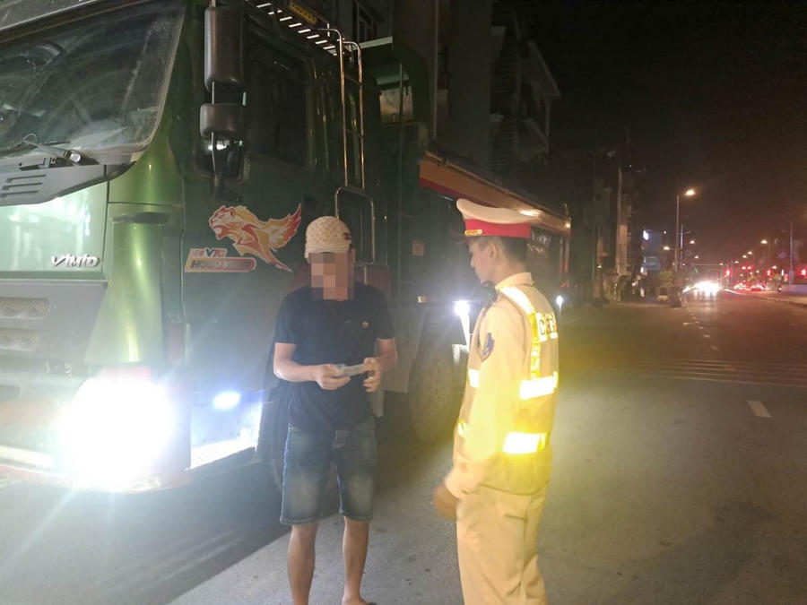 Ngoài các vi phạm về vận tải hàng hóa, CSGT kiểm tra xử lý các vi phạm như lắp thêm đèn, còi sai quy định. (Ảnh: Công an TP Hà Nội)