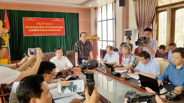 Phó Chủ tịch UBND tỉnh Hà Giang Trần Đức Quý (người đứng phát biểu) nghĩ rằng không có người nhà nào lại làm những việc như chỉ đạo phải đưa con tôi vào trường ĐH nào cả. (ảnh: Kiên Trung)