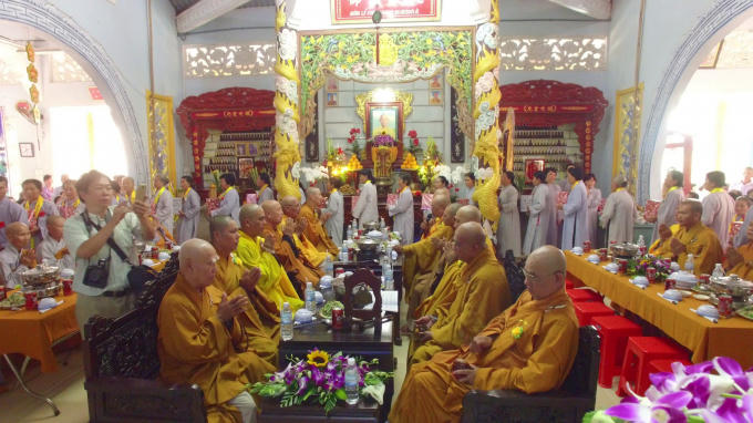 Phật tử dâng y nhân lễ Vu lan.