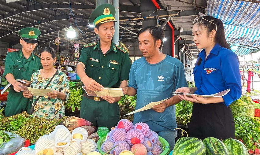 BĐBP Rạch Gốc cùng đoàn viên thanh niên xã Phan Ngọc Hiển tuyên truyền, hướng dẫn người dân tại chợ