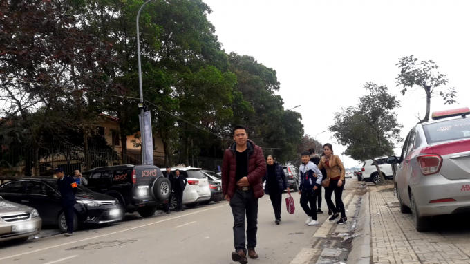 Việc bãi trông xe mọc lên trái phép khiến gười đi bộ phải xuống lòng đường để di chuyển, ảnh hưởng nghiêm trọng đến an toàn cho người tham gia giao thông.