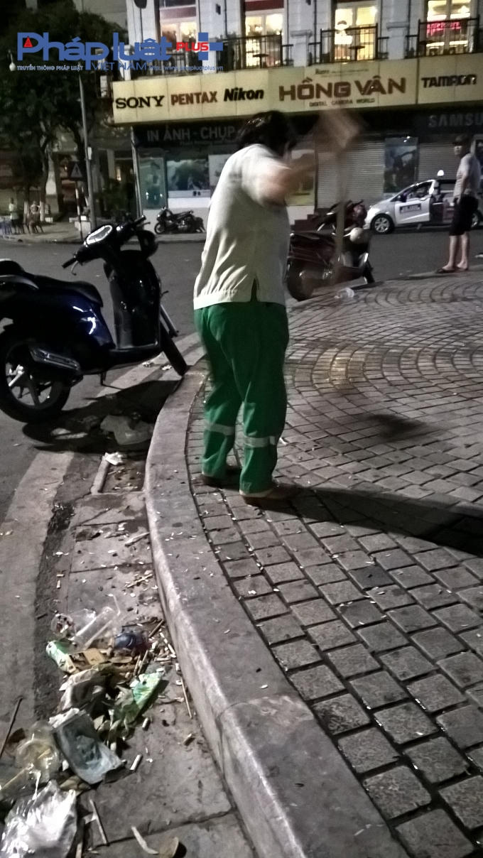 Việc xả rác từ các hàng quán và các thanh niên khiến công nhân vệ sinh môi trường phải làm việc liên tục.
