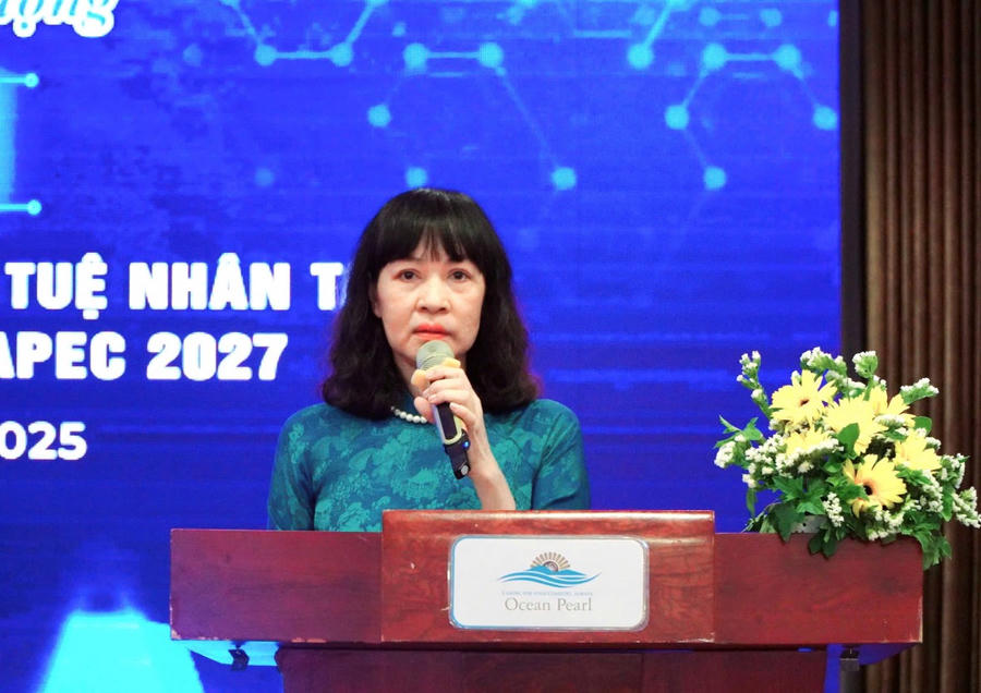 Bà Quảng Xuân Lụa - Giám đốc Trung tâm xúc tiến đầu tư thương mại và du lịch Kiên Giang phát biểu tại hội thảo