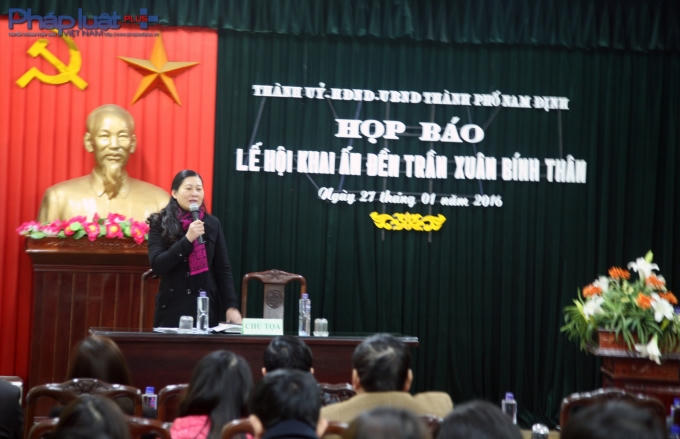 Bà Phạm Thị Oanh, Phó chủ tịch UBND thành phố Nam Định phát biểu tại buổi họp báo. (Ảnh: Minh Trang)