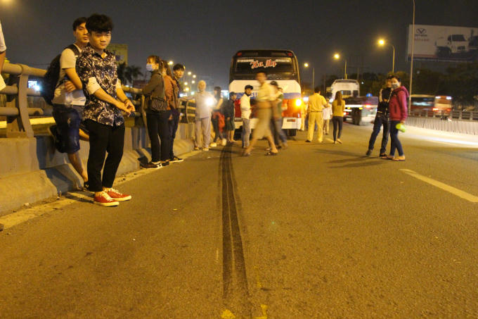 Vết thắng của xe khách.