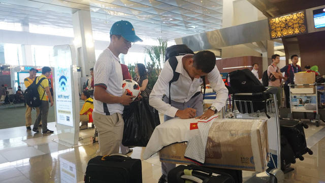 Anh Đức ký tặng người hâm mộ - Ảnh: Nguyễn Dương
