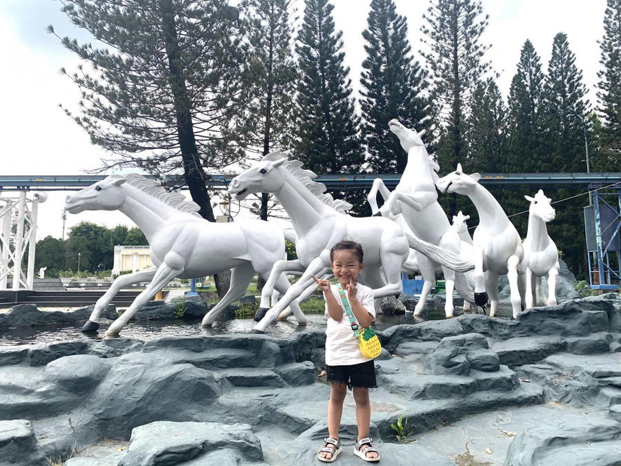 Trẻ em vui chơi trong Công viên văn hóa Đầm Sen.