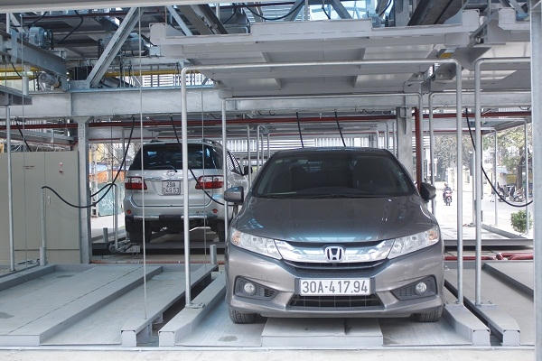 Khi khách vào gửi xe, ô còn trống sẽ hiển thị trên màn hình nên thời gian lấy và gửi xe của khách sẽ được rút ngắn. Ảnh: Như Trường.