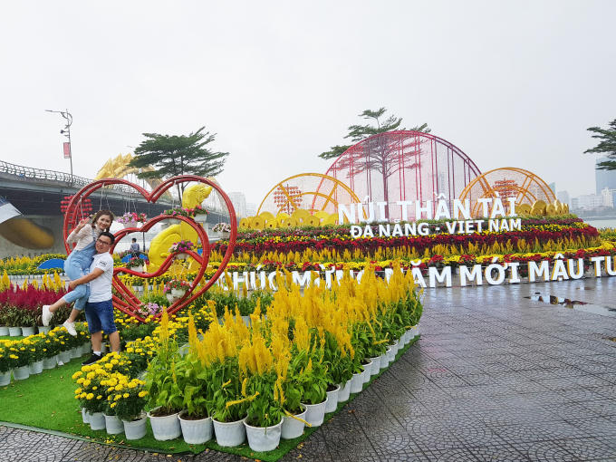 C&aacute;c bạn trẻ tranh thủ check-in b&ecirc;n những đường hoa rực rỡ.