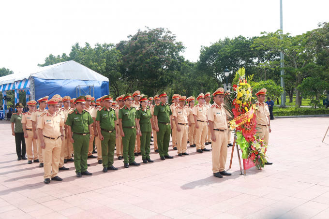 Khối CSND II dâng hương, dâng hoa tại nghĩa trang.