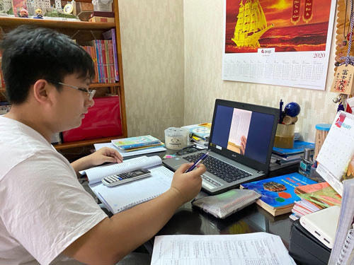 Nhiều địa phương phải áp dụng hình thức dạy và học trực tuyến do ảnh hưởng nặng nề của dịch Covid-19.