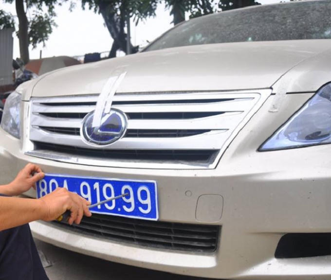 Trong những xe thu giữ có cả những xe mang biển xanh giả.