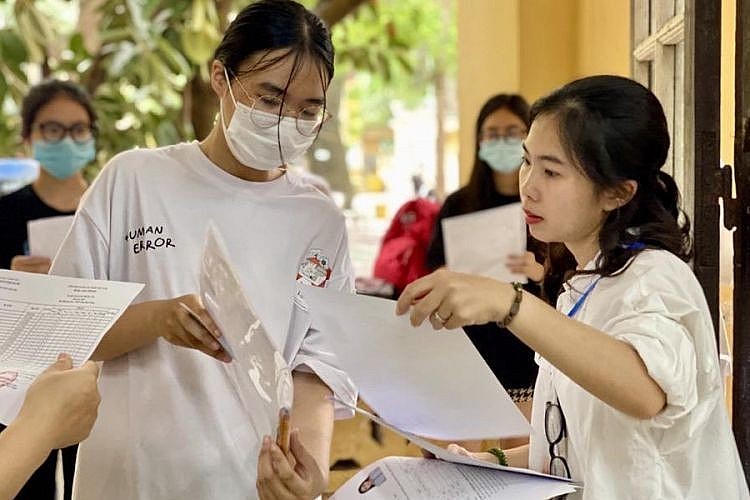 Thí sinh cần cân nhắc trước ngưỡng cửa chọn "ngành" học. (Ảnh: Huongnghiep.hocmai.vn)