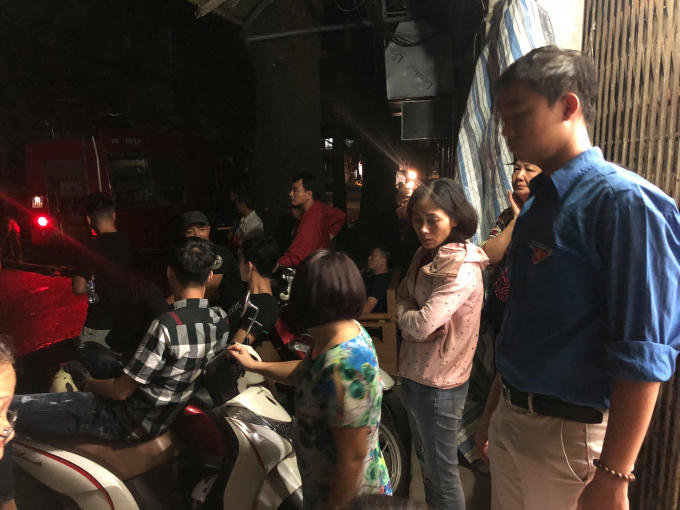 ...khiến hàng chục người vẫn túc trực suốt đêm.