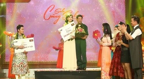 Thu Hằng và bố trên bục chiến thắng.