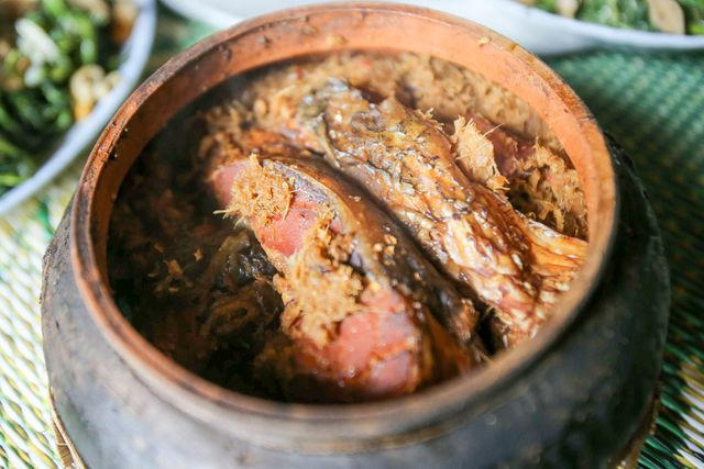 Một nồi cá kho thành phẩm trải qua nhiều công đoạn, cá thành phẩm phải đảm bảo nhừ hết xương, gia vị thấm đều, thịt cá chắc, thơm ngon và không còn nước.