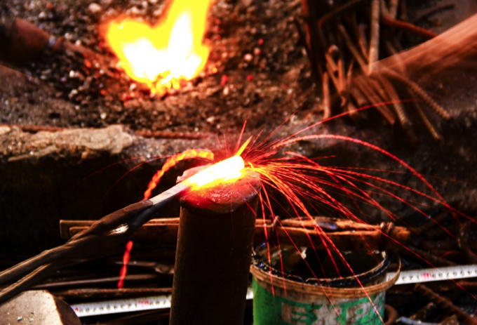 Những 'bông hoa lửa' muôn hình vạn trạng nở trên tay người thợ rèn.
