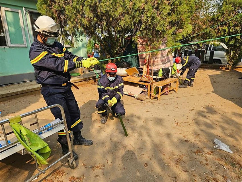 Đoàn công tác tổ chức dựng 2 lều trung đội với sức chứa 12 giường hỗ trợ nạn nhân bị thương đang điều trị tại bệnh viện. Ảnh: BCA
