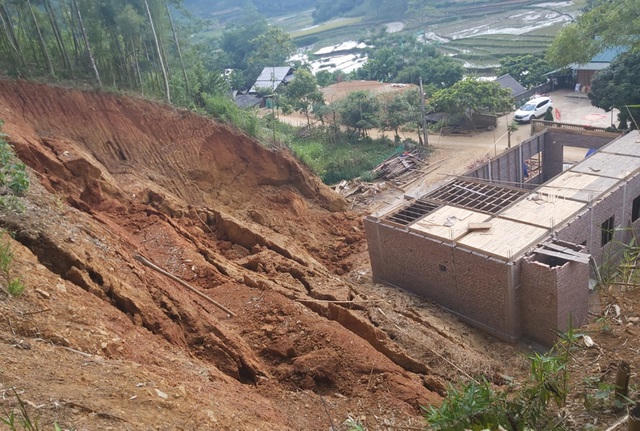 Hiện trường vụ nứt lở núi Lào Cai