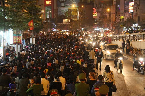 Đến 20h, dòng người đi lễ đã ngồi gần kín lòng đường phố Tây Sơn đoạn qua tổ đình Phúc Khánh.
