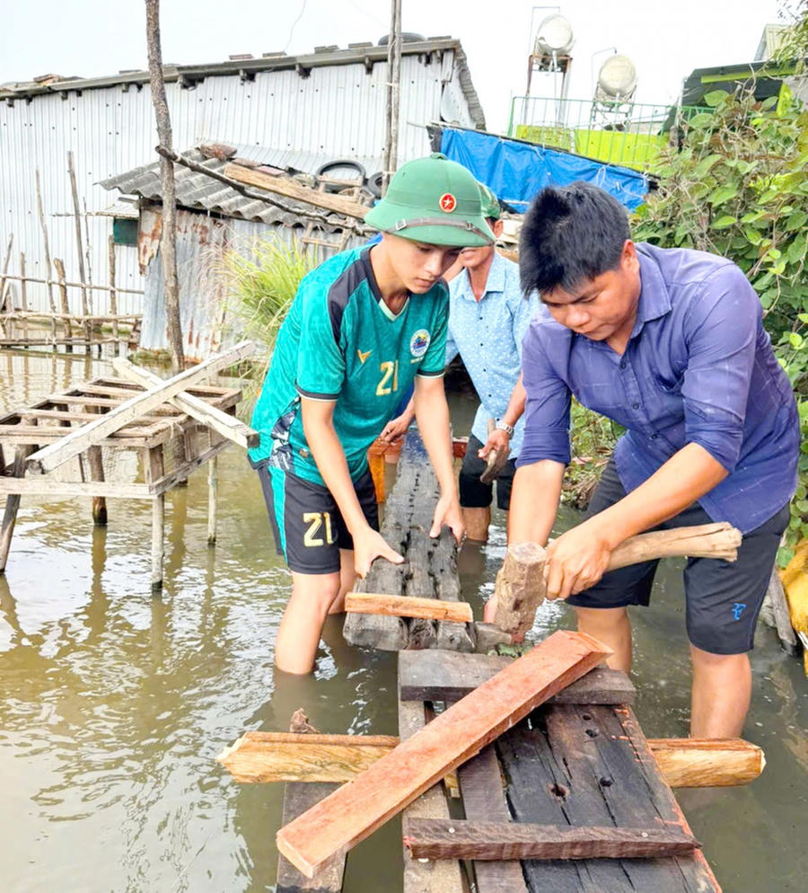 Cán bộ, chiến sĩ Đồn Biên phòng Gành Hào phối hợp cùng địa phương làm cầu tạm để người già sinh hoạt, đi lại thuận tiện hơn trong mùa mưa bão.