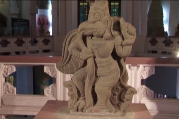 Kim Sí Điểu được khắc họa trong nhiều tư thế khác nhau.