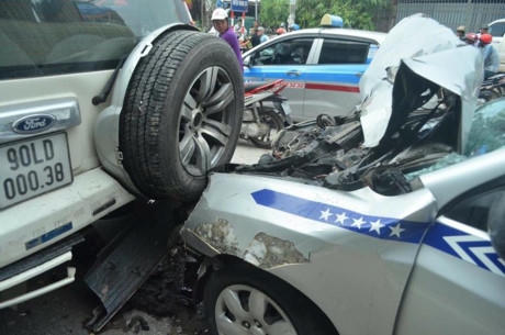 Hai chiếc xe bẹp d&uacute;m sau c&uacute; va chạm. (Ảnh: Zing New)