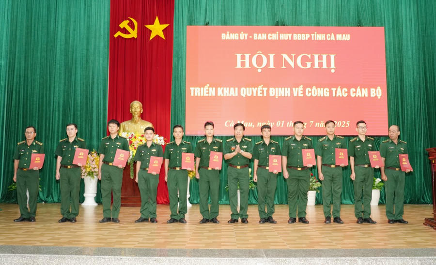 Đại tá Đào Nguyên Hoạt - Phó Chỉ huy trưởng Ban Chỉ huy BĐBP tỉnh Cà Mau, trao Quyết định cho các sĩ quan giữ chức đội trưởng, đội phó các Đồn biên phòng.