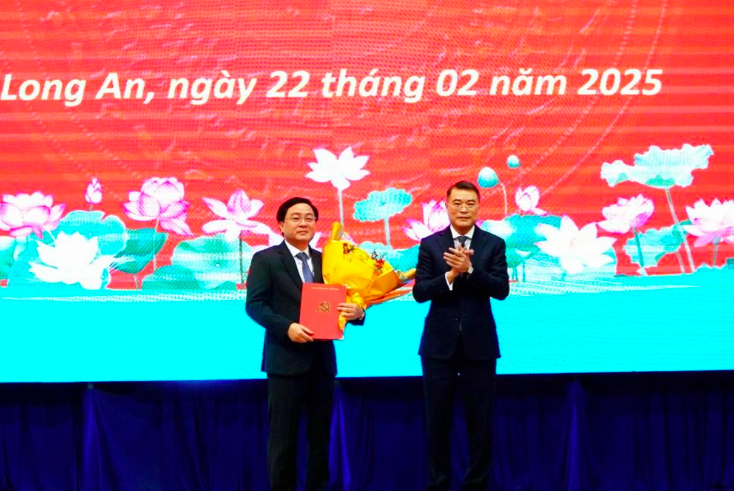 Trưởng ban Tổ chức Trung ương - Lê Minh Hưng trao quyết định của Bộ Chính trị về việc điều động, chỉ định ông Nguyễn Văn Quyết giữ chức Bí thư Tỉnh ủy Long An.