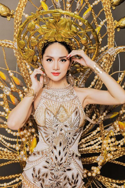 Trước khi lên đường sang Thái Lan tham dự cuộc thi, Hương Giang hé lộ hình ảnh tuyệt đẹp trong trang phục dân tộc độc đáo. Bộ trang phục dân tộc được thiết kế riêng nặng đến 55kg lấy ý tưởng từ quốc hoa của Việt Nam - Hoa sen và kết hợp khéo léo cùng làng nghề mây tre đan truyền thống.