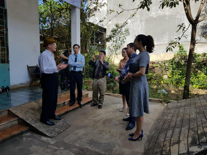 Ông Nguyễn Lâm Sáu, trú tại phường Khánh Xuân, TP Buôn Ma Thuột, tỉnh Đắk Lắk đang trao đổi với phóng viên và Luật sư về sự việc liên quan đến việc oan sai của mình.