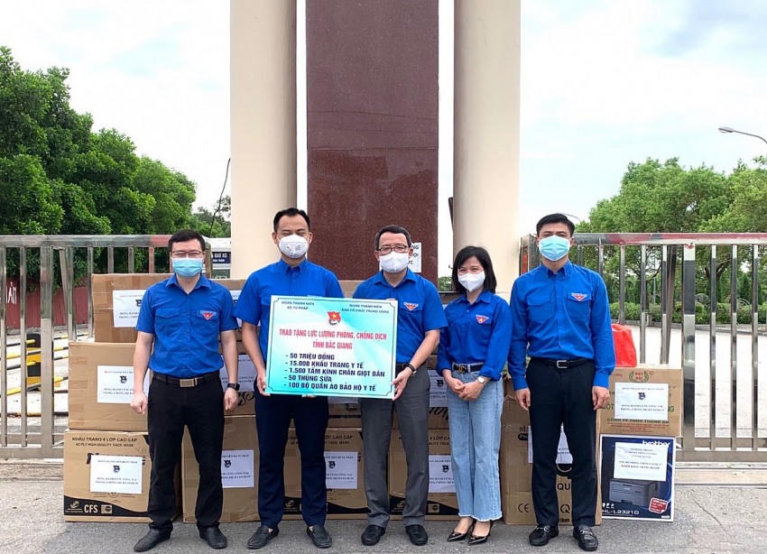 Trao quà cho lực lượng phòng, chống dịch Covid-19 tại tỉnh Bắc Giang.