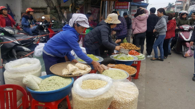 Phong ph&uacute; h&agrave;ng h&oacute;a tại phi&ecirc;n chợ &ldquo;mua may, b&aacute;n rủi&rdquo;