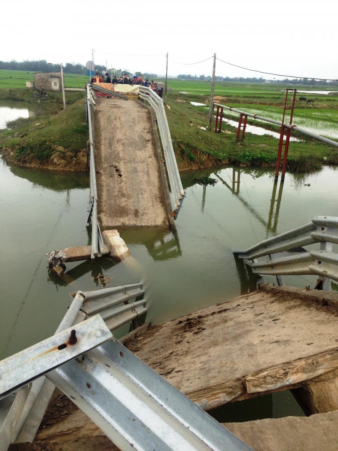 Ph&agrave; chở c&aacute;t đ&acirc;m sập ho&agrave;n to&agrave;n cầu d&acirc;n sinh