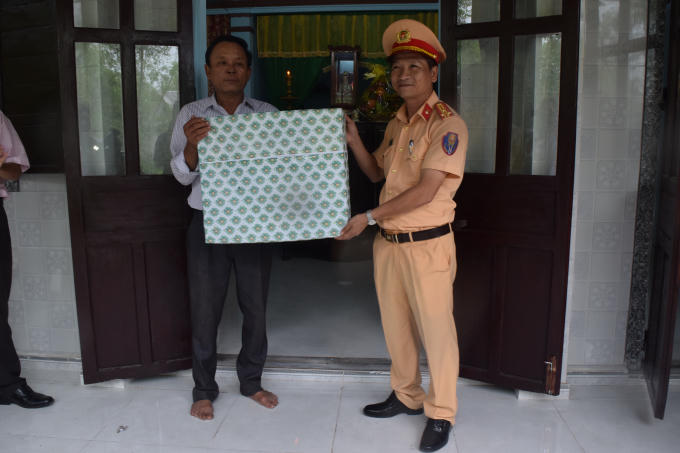 Thăm hỏi các gia đình chính sách.