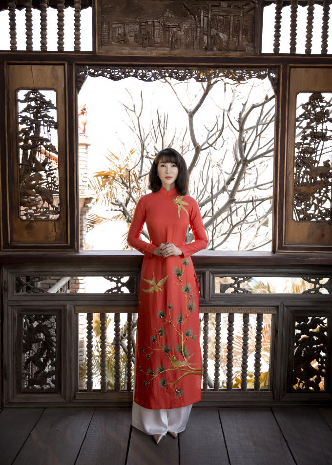 Thanh Mai khoe “nhan sắc không tuổi” và vóc dáng mảnh mai trong một thiết kế áo dài có phom dáng truyền thống. Hình ảnh các loài chim và hoa nhiều màu sắc được thêu tỉ mỉ và sắc nét, tôn lên vẻ sang trọng, quý phái cho nữ MC.