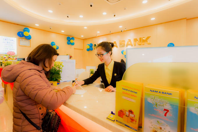 Khách hàng đến tham dự khai trương và giao dịch tại Nam A Bank Quảng Ninh.
