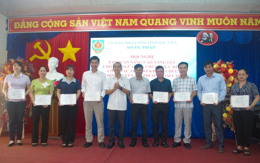 Ông Trần Minh Đức - Phó Giám đốc Sở Tư pháp Bạc Liêu, trao Giấy chứng nhận cho các đại biểu đã hoàn thành lớp tập huấn nâng cao năng lực cho đội ngũ công chức Tư pháp khi thực hiện chính quyền địa phương hai cấp.