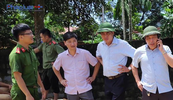 Ông Phạm Viết Hoài, Chủ tịch UBND huyện Cẩm Thủy (bên phải) liên tục có mặt tại các điểm nóng ngập lụt, chỉ đạo công tác ứng cứu người dân. (Ảnh: A.Thắng)