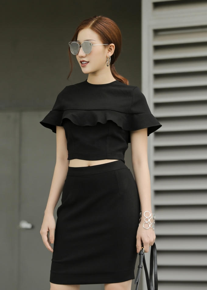 Theo chia sẻ của Bảo Như, tất cả những bộ trang phục này có giá rất “hạt dẻ”, chỉ từ 300 ngàn tới 1 triệu đồng. Dù là trang phục bình dân, nhưng cô vẫn rất tự tin dạo bước trên đường phố Sài Gòn. Bởi cô nàng quan niệm, không phải cứ đắp lên người hàng hiệu mới đẹp, mới sang, quan trọng là bộ trang phục đó phù hợp với vóc dáng, túi tiền của mình, phù hợp với nơi mà mình xuất hiện và điều quan trọng là khi mặc lên mình cảm thấy thực sự thoải mái và tự tin.