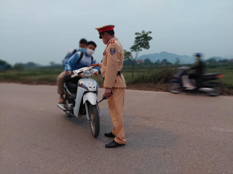 Không ít học sinh chở nhau trên xe máy không đội mũ bảo hiểm.