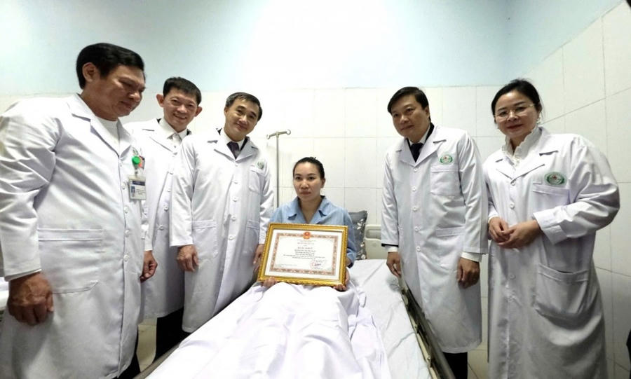 Thăm hỏi, động viên điều dưỡng đang phải điều trị tại bệnh viện HNĐK Nghệ An.