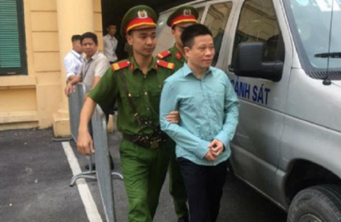 Bị cáo Hà Văn Thắm được dẫn tới tòa.