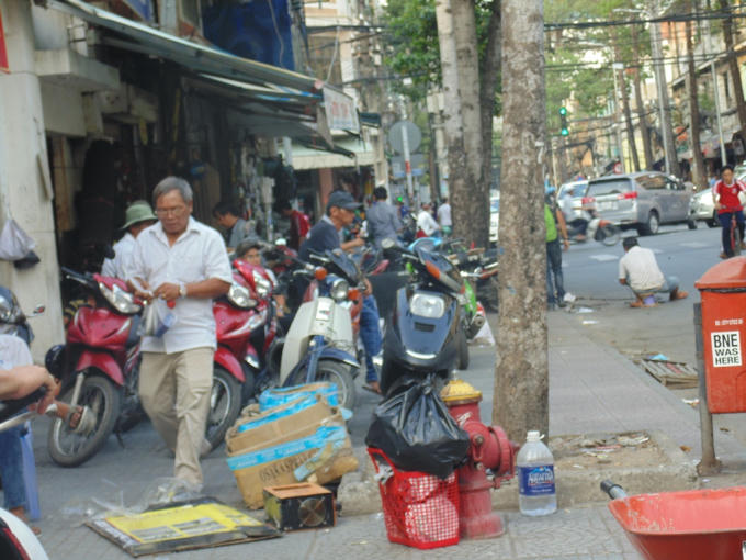 Vỉa hè trên đường Pasteur, quận 1 hầu hết bị chiếm dụng.