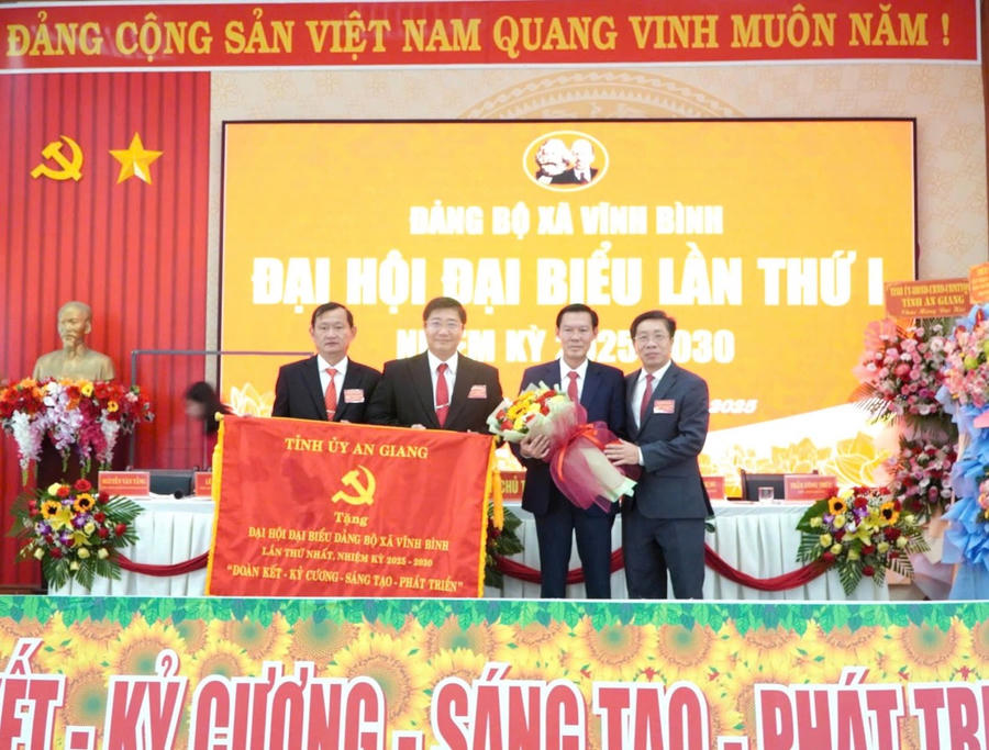 Ban Chấp hành Đảng bộ tỉnh An Giang trao tặng bức trướng cho Đảng bộ và Nhân dân xã Vĩnh Bình, với dòng chữ: “Đoàn kết - Kỷ cương; Sáng tạo - Phát triển”.