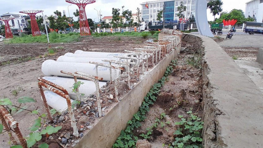 Các hạng mục chưa hoàn thành, sắt gỉ sét, cỏ mọc.